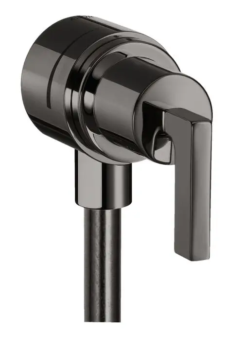 AXOR Wandanschluss mit Hebelgriff in Polished Black Chrome, ausgestattet mit Rückflussverhinderer und Absperrventil, montiert an einem Rohr.